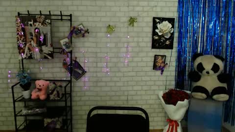 Snapshot of darina_m_ chatting on February 1, 2025, 8:50 am Darina online show from February 1, 2025, 8:50 am