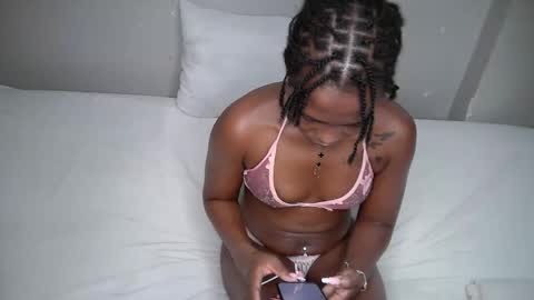 dark_lovly online show from November 10, 2025, 7:40 am