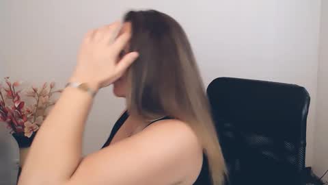 Snapshot of darklure_ chatting on September 16, 2025, 12:39 pm Anna online show from September 16, 2025, 12:39 pm