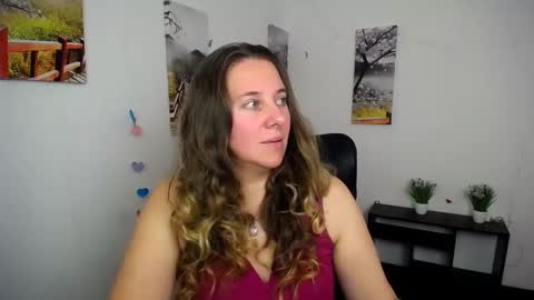 Snapshot of darklure_ chatting on October 15, 2025, 1:55 pm Anna online show from October 15, 2025, 1:55 pm