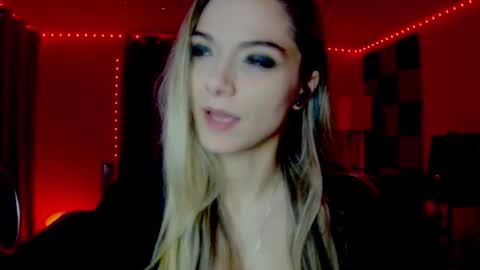 roseredgoddess online show from November 7, 2025, 4:01 am