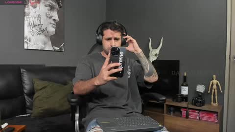 Snapshot of davevilboy chatting on December 6, 2024, 1:22 pm Daves online show from December 6, 2024, 1:22 pm
