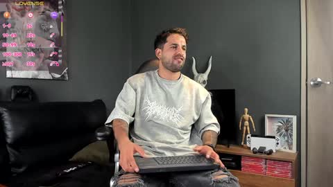 Snapshot of davevilboy chatting on February 7, 2025, 12:06 pm Daves online show from February 7, 2025, 12:06 pm