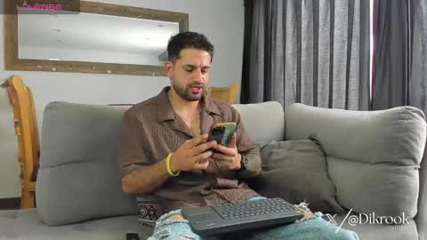 Snapshot of davevilboy chatting on October 20, 2025, 12:49 pm Daves online show from October 20, 2025, 12:49 pm