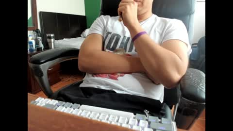 Snapshot of david_2789 chatting on January 3, 2025, 8:43 pm David online show from January 3, 2025, 8:43 pm