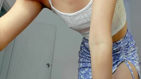 dearmilu28 online show from February 12, 2025, 4:11 pm