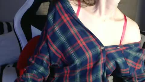 KamiDevi online show from January 8, 2025, 3:39 pm