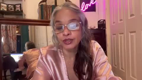 Tori online show from November 7, 2025, 4:01 am