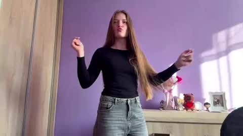 Mila online show from March 4, 2026, 7:25 am