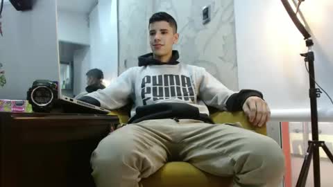 Snapshot of delglo chatting on October 8, 2025, 8:39 pm delglo online show from October 8, 2025, 8:39 pm