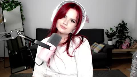 dellacrush_ online show from September 8, 2025, 7:02 pm