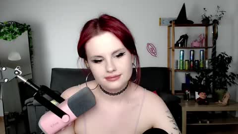 dellacrush_ online show from September 27, 2025, 5:40 pm