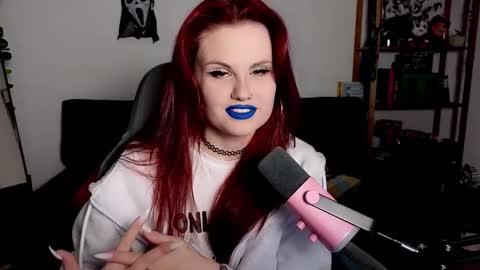 dellacrush_ online show from December 1, 2025, 6:02 pm