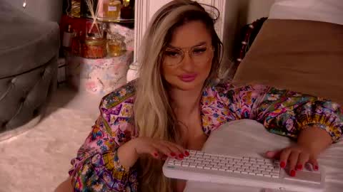 Ela online show from April 17, 2026, 9:51 pm