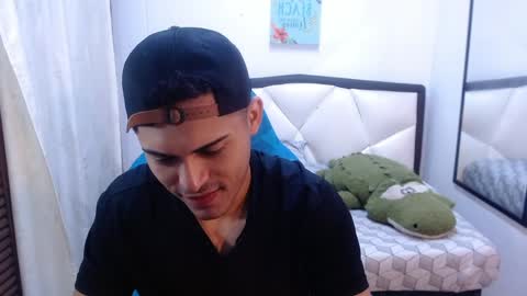 Snapshot of derek_storm_ chatting on April 7, 2026, 11:32 am D E R E K online show from April 7, 2026, 11:32 am