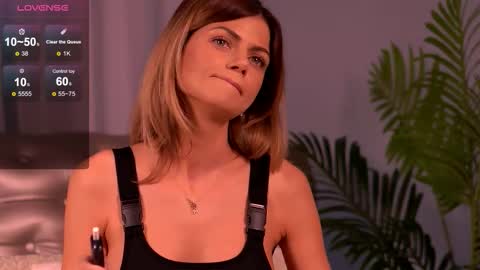 Mia online show from November 20, 2025, 6:02 am