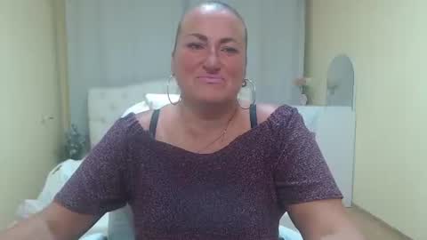 Snapshot of dianamgg chatting on July 21, 2026, 5:43 am Diana online show from July 21, 2026, 5:43 am