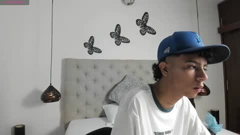 dikey_18 online show from December 5, 2024, 8:22 pm