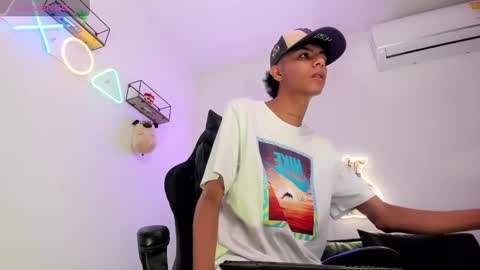 dikey_18 online show from December 6, 2024, 9:02 pm