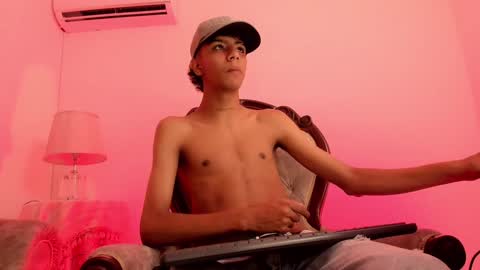 dikey_18 online show from December 7, 2024, 9:00 pm