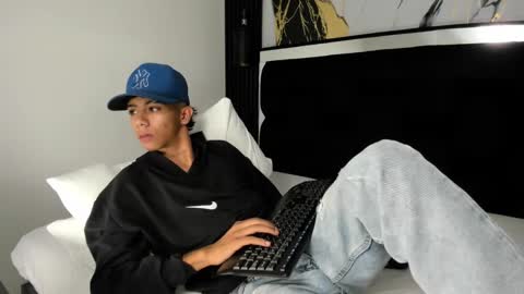 dikey_18 online show from December 12, 2024, 1:21 am