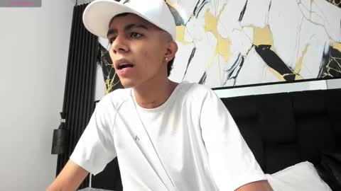 dikey_18 online show from January 11, 2025, 11:13 pm