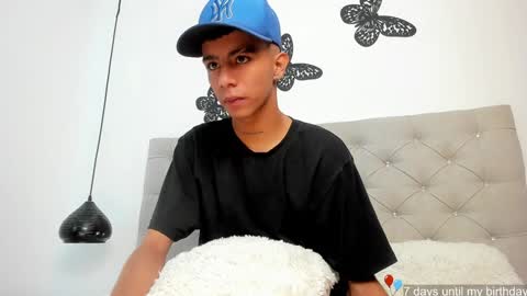 dikey_18 online show from January 12, 2025, 8:14 pm