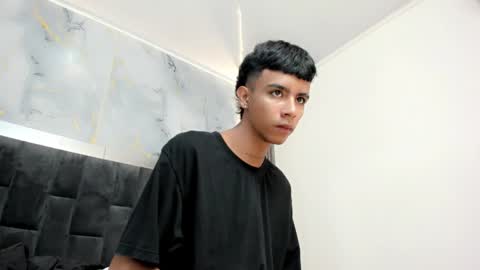 dikey_18 online show from January 18, 2025, 8:19 pm