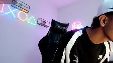 dikey_18 online show from January 30, 2025, 9:14 pm