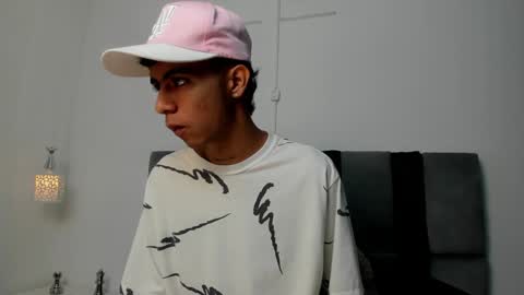 dikey_18 online show from February 4, 2025, 8:38 pm