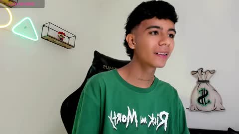 dikey_18 online show from February 9, 2025, 8:34 pm