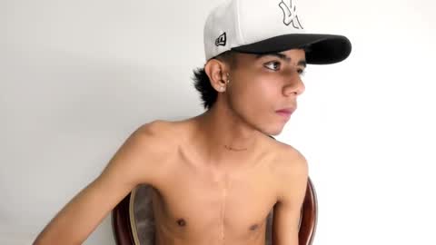 dikey_18 online show from February 19, 2025, 12:25 am