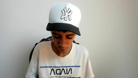 dikey_18 online show from February 19, 2025, 9:06 am