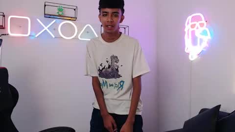 dikey_18 online show from February 24, 2025, 8:14 pm