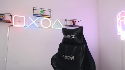 dikey_18 online show from February 24, 2025, 11:30 pm