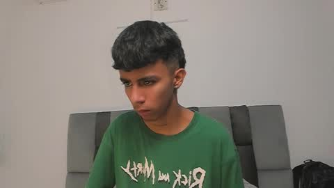 dikey_18 online show from February 26, 2025, 8:44 pm