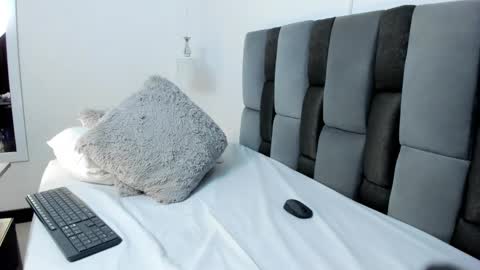 dikey_18 online show from February 26, 2025, 11:48 pm