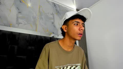 dikey_18 online show from March 6, 2025, 8:48 pm