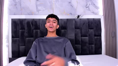 dikey_18 online show from March 6, 2025, 11:53 pm