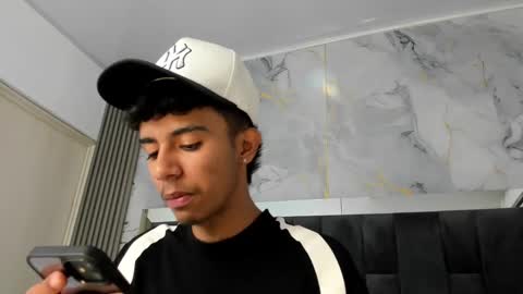 dikey_18 online show from March 7, 2025, 9:06 pm