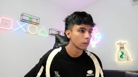 dikey_18 online show from March 10, 2025, 11:27 pm