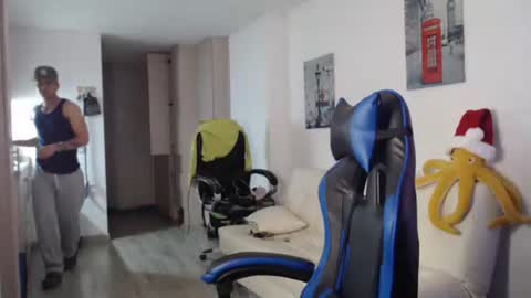 Snapshot of dilanxxx8888 chatting on December 17, 2025, 3:45 am dilanxxx8888 online show from December 17, 2025, 3:45 am