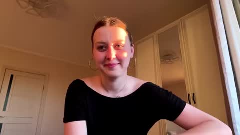 Snapshot of dionnastemple chatting on June 19, 2026, 2:43 pm Niia online show from June 19, 2026, 2:43 pm