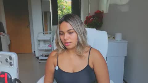 diosadeluniverso_ online show from April 22, 2026, 12:18 pm