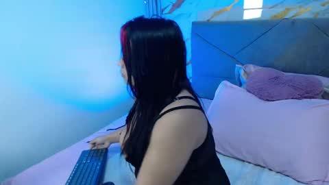 disyamil_pineda online show from May 3, 2026, 3:56 am