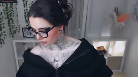 dixipixi_ online show from February 8, 2026, 5:44 am