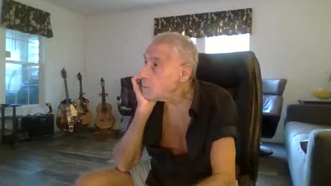 Snapshot of dogluc7 chatting on December 30, 2024, 8:15 pm dogluc7 online show from December 30, 2024, 8:15 pm