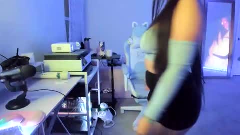 DOLLLFACE online show from September 19, 2025, 3:30 am