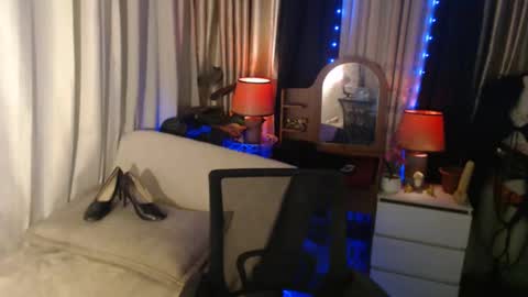 Snapshot of dominantrix_diannaxxx chatting on December 16, 2024, 2:15 am diana online show from December 16, 2024, 2:15 am