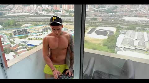 Snapshot of dominiofit chatting on February 15, 2025, 10:21 pm Only fans Ronnie col---InstaRonniecolleman online show from February 15, 2025, 10:21 pm